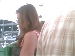 Plantureuse milf et ado s'amusent  en trio