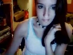 La brune Evelyn Claire baise un plombier  dans la cuisine