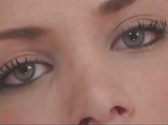 La superbe  nana Abigail Mac fait plaisir à une fille asiatique au lit