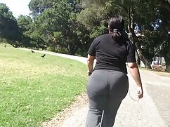 Deux petites dames baisent un  mec