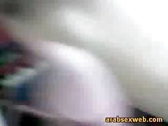 Georgia Jones et Sofi Ryan léchant et en ciseaux dans extrait de film porno français le salon