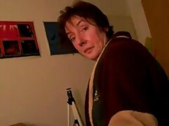 Milf  brune cachant le salami dans sa chatte