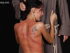 Honey Gold et Monique Alexander lèchent et  baisent sur le canapé