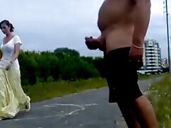 Une chienne à l'allure exotique suce une  bite blanche