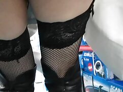 Une belle teen blonde a été surprise en train de se masturber