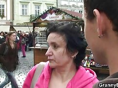 Blonde en  rouge a besoin d'une bonne baise
