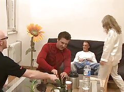 Violet Myers, coquine aux gros seins, gémit en chevauchant une bite lancinante