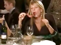 Une femme blonde amuse les amis de son mari