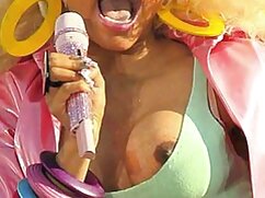Une femme pornogratuitfrancais blonde se masturbe en regardant du sexe