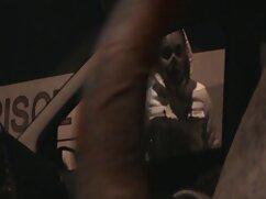 Mme Monroe Finger joue avec  son castor