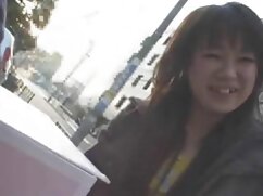 Petite fille a sucé un énorme bâton de viande