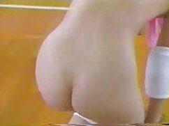 La  petite MILF Jenni Lee prend les couilles en profondeur