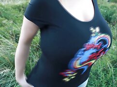demoiselle pâle aux gros seins naturels gémit en se baisant avec un gode