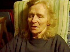 Fille douce fait des  étirements et suce